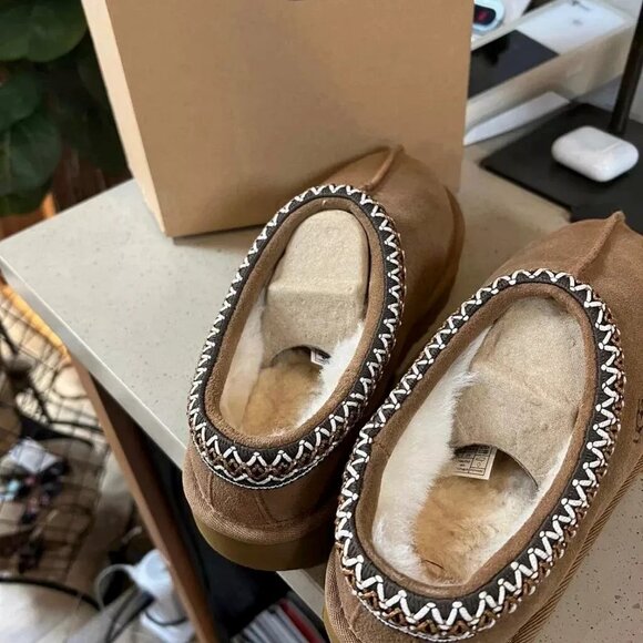 UGG Slippers size 7 - Picture 2 of 3